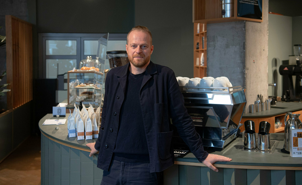 Bild: Ansgar Oberholz im Café an der Torstrasse