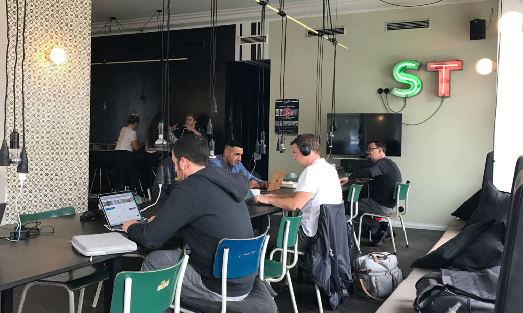 Bild: Stimulierende Arbeitsatmosphäre im Coworking Space in Berlin